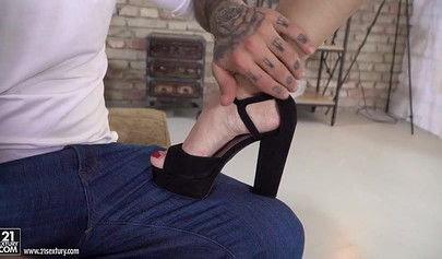 Cute teen enjoys getting her pussy licked out by stud and then takes ass fucking