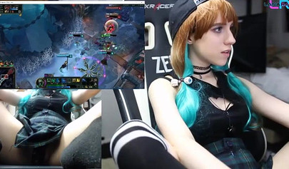 Hot e-girl plays league of legends while she masturbates and shows her boobs