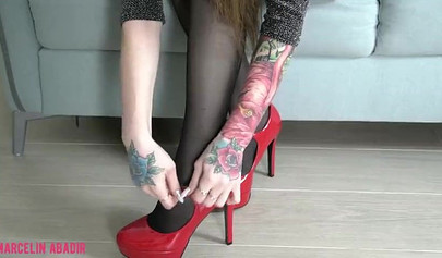 Elite teenage slut gives her wet cunt a great beating with a massive penis