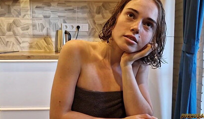 Il vicino usa la doccia, poi lo ringrazia con un pompino.