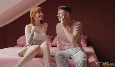 Una rossa esperta insegna alla sua nuova amica alcuni trucchi da camera da letto.