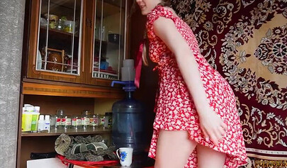 Заблудившийся городской пройдоха получает теплый прием от одинокой деревенской девушки.