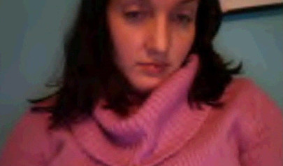 Nubile amatoriale dai capelli scuri si spoglia nuda su una web cam e mostra le sue enormi tette