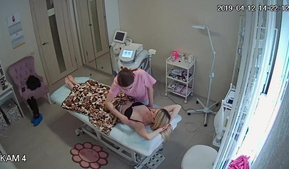 Skinny blonde teen recorded with a hidden cam in a salon doing her depilation