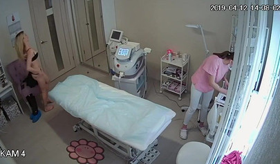Skinny blonde teen recorded with a hidden cam in a salon doing her depilation