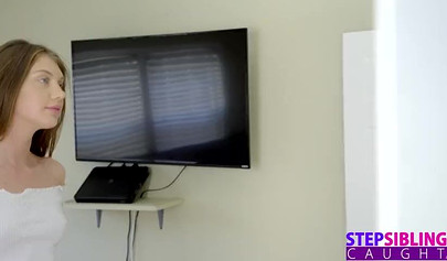 Teen sisters welcome their cousin and let her in on their lesbian shenanigans