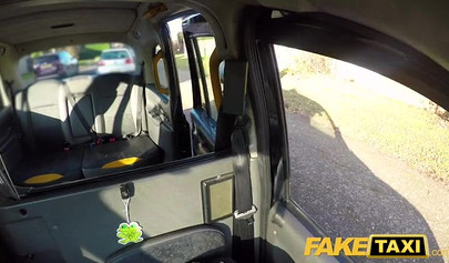 Une ado française sexy avec le cul le plus épais de tous les temps attrape un taxi et fait un tour supplémentaire 