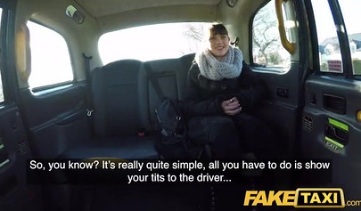 Une ado française sexy avec le cul le plus épais de tous les temps attrape un taxi et fait un tour supplémentaire 