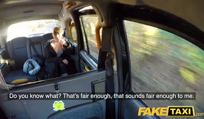 Une ado française sexy avec le cul le plus épais de tous les temps attrape un taxi et fait un tour supplémentaire 