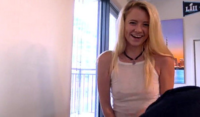 Riley Star seduces her stepbro with her sexy bubble butt