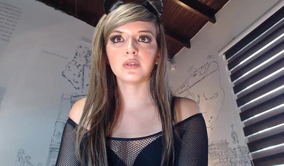 Horny babe masturbates live in front of thousand people