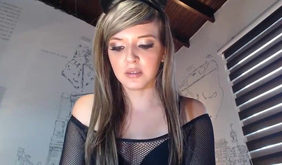 Horny babe masturbates live in front of thousand people