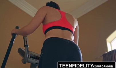 Cute Kylie Quinn gets pussy massage with creampie