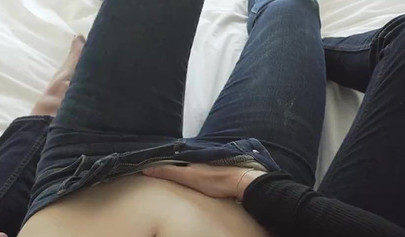 Mom fingers her stepdaughter until she squirts