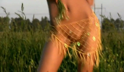 Sweet young babe posing nude outdoors