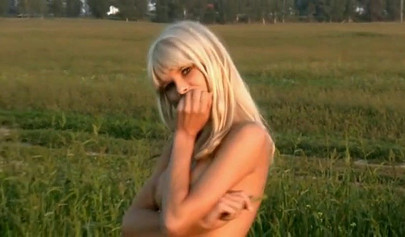 Sweet young babe posing nude outdoors