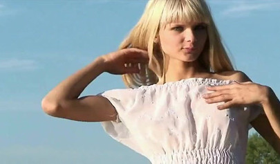 Sweet young babe posing nude outdoors