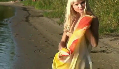 Sweet young babe posing nude outdoors