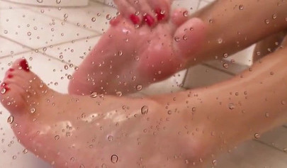 Glamour blonde babe plays with her pussy under the shower