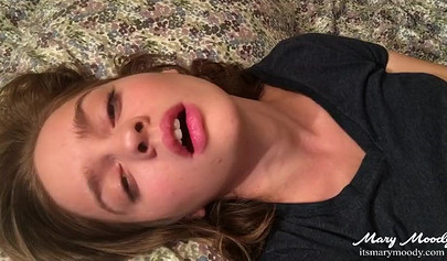 Sweet teen Mary Moody gives us her facial expressions while masturbating