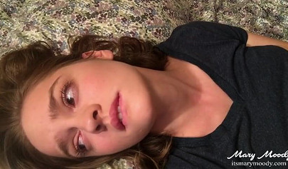 Sweet teen Mary Moody gives us her facial expressions while masturbating