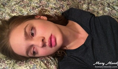 Sweet teen Mary Moody gives us her facial expressions while masturbating
