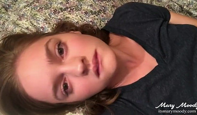 Sweet teen Mary Moody gives us her facial expressions while masturbating