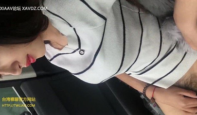 Sexy Japanese offers her hairy pussy to a car driver