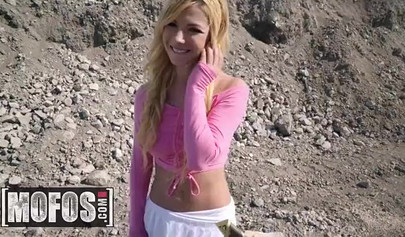 Petite Kenzie Reeves gives her pussy to a worker on construction site