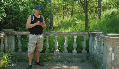 Beautiful babe gives head to this lucky dude outdoors