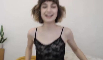 Naughty webcam model with buttplug rubbing her hairy pussy