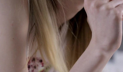 Amateur blonde Goldie Baby masturbates in her interview