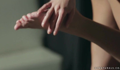 Erotic feet fetish with glamour petite babe Foxy Di