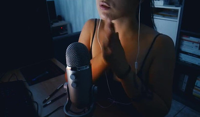 Amateur with big natural tits moans on the mic on the webcam