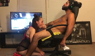 Lucky dude receives a deepthroat blowjob while playing games