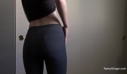 Amateur girl strips off and shows her temping natural body