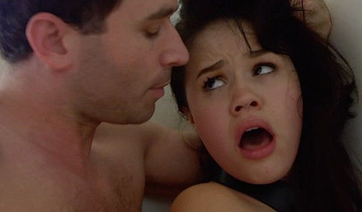 A adolescente morena bonita Yhivi é fodida em sua bunda grande e perfeita