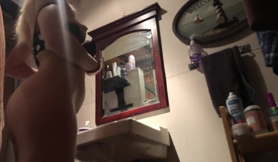 Voyeur cam caught gorgeous blonde babe nude in the bathroom