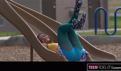 Tiny teen with bubble butt Emily Willis let her stepdad to creampie her pussy