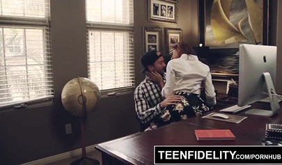 Slutty brunette Vanna Bardot enjoys in rough pussy pounding