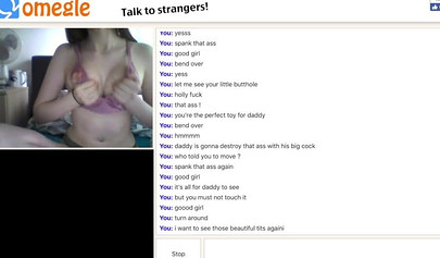 Amateur brunette with big sexy ass exposes her nude body on webcam