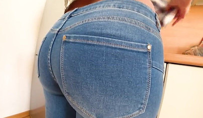 Amateur chick teasing with her big round ass and gets banged