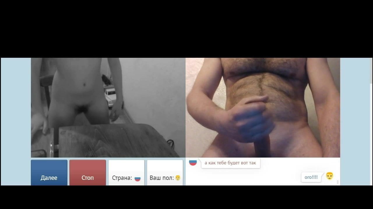 Соблазнительная девушка показывает свое обнаженное тело на веб-камеру, пока  парни дрочат