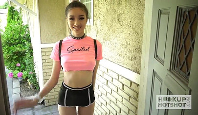 巨乳の甘やかされて育った娼婦は、彼女が精液を得るまで厄介なファックをします