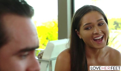 Man sniffs teen chick's feet before eventually pleasing her until she cums