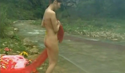 Stunning Chinese babe strips down to reveal her unshaven pussy