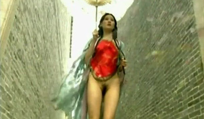 Stunning Chinese babe strips down to reveal her unshaven pussy