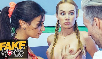 Genç hatunlar üçlü bir sert amcık delmenin tadını çıkarıyor