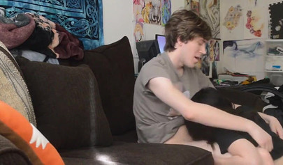 Sexy adolescente amateur recibe un creampie después de una garganta profunda hardcore