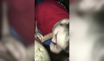 Amateur girlfriend blows her man off while watching TV